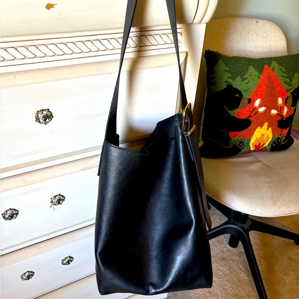 Madewell essential bucket tote bag in black leather